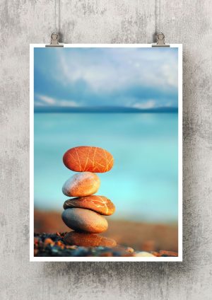 póster piedras zen en la playa